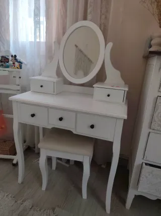 Tocador blanco con espejo y taburete
