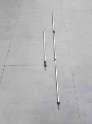 Due alberi telescopici per tende in alluminio