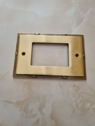 Marco embellecedor para interruptores dorado