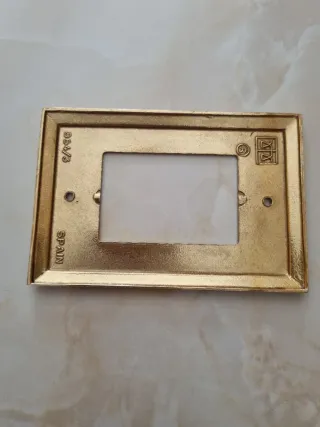 Marco embellecedor para interruptores dorado