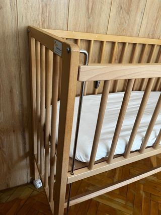 Cunacolecho de madera con ruedas