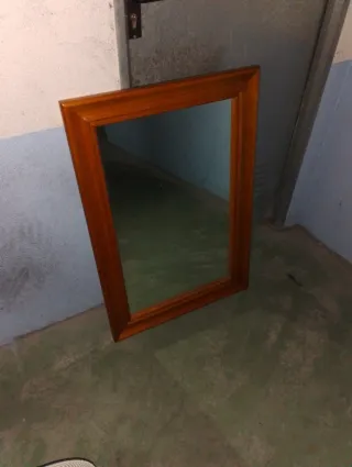 Espejo de madera con marco. 90x60 cm