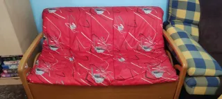 Sofá cama de tela y madera