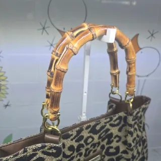 Borsa con manico in bambù fantasia leopardata