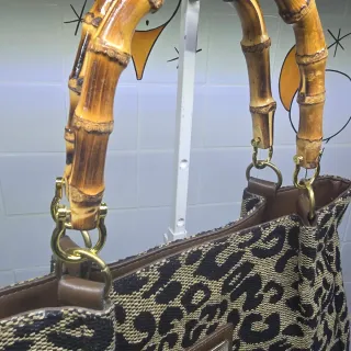 Borsa con manico in bambù fantasia leopardata