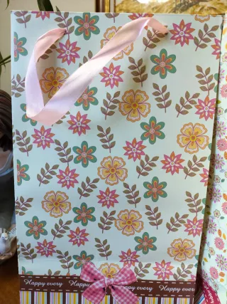 Bolsas de regalo florales nuevas