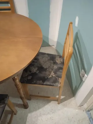 Mesa de comedor redonda y 4 sillas