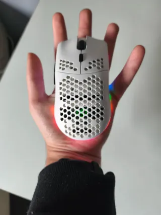 Mouse gaming wireless bianco a nido d'ape