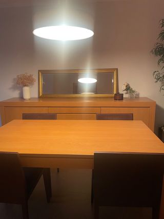Mesa de comedor y mueble buffet de madera