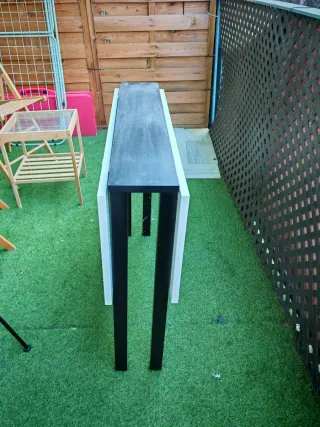 Mesa alta negra y blanca