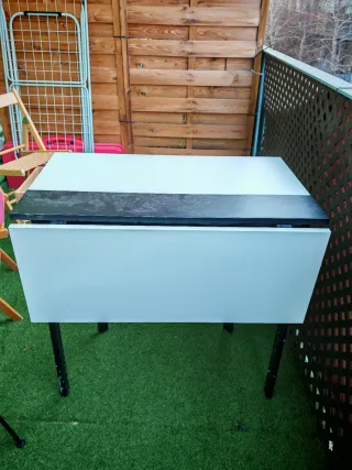 Mesa alta negra y blanca