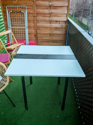 Mesa alta negra y blanca