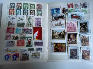 Clasificador con sellos del mundo.