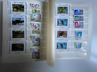 Clasificador con sellos del mundo.