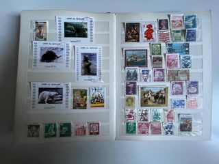 Clasificador con sellos del mundo.