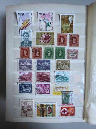 Clasificador con sellos del mundo.