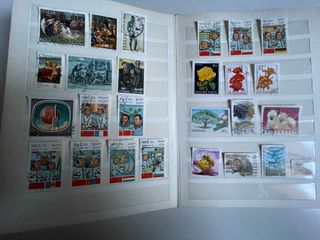 Clasificador con sellos del mundo.