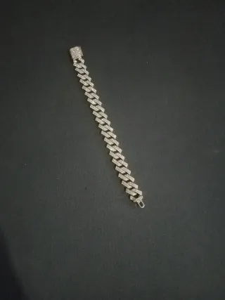 Pulsera plateada con eslabones