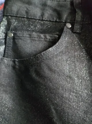 Vaqueros negros. 42 A estrenar