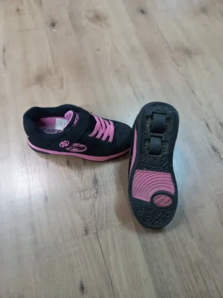 Zapatillas con ruedas negras y rosas