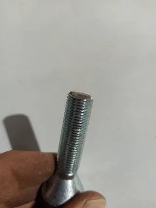 Tornillos 10x40 modificados para llanta