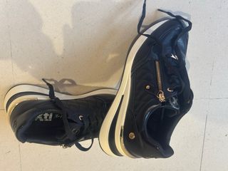 Zapatillas XTI negras con detalles dorados