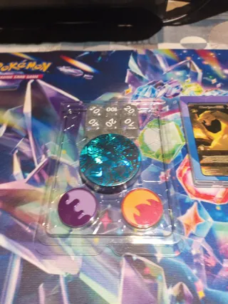 Tablero Pokémon con cartas y accesorios