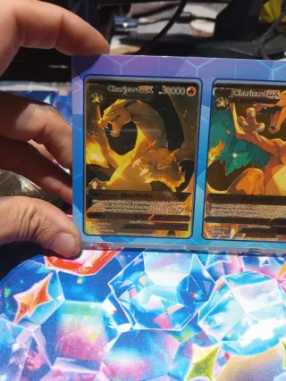 Tablero Pokémon con cartas y accesorios