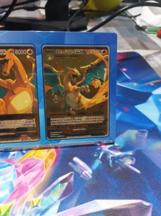 Tablero Pokémon con cartas y accesorios