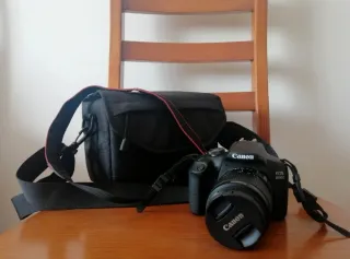 Máquina Fotográfica Canon EOS 2000D