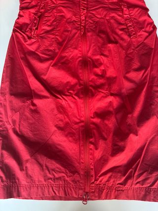 Vestido rojo con cremallera y volantes