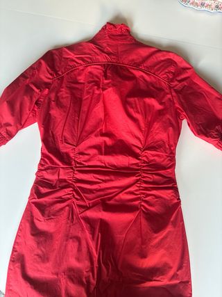 Vestido rojo con cremallera y volantes