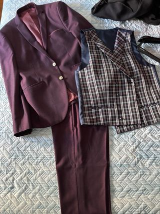 Traje completo hombre morado