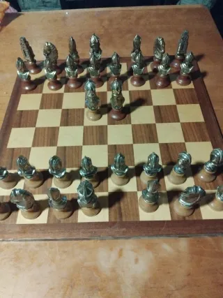 Ajedrez madera piezas metal diseño