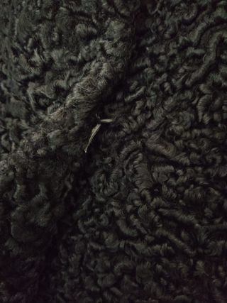 Abrigo corto de piel de astracán de color negro