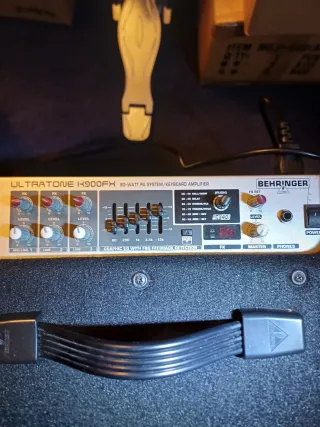 Amplificador Behringer Negro