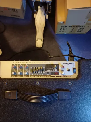 Amplificador Behringer Negro