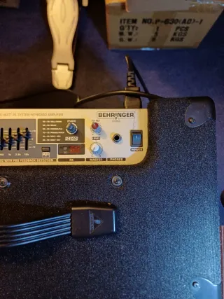 Amplificador Behringer Negro