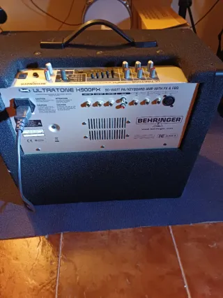 Amplificador Behringer Negro
