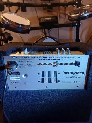 Amplificador Behringer Negro