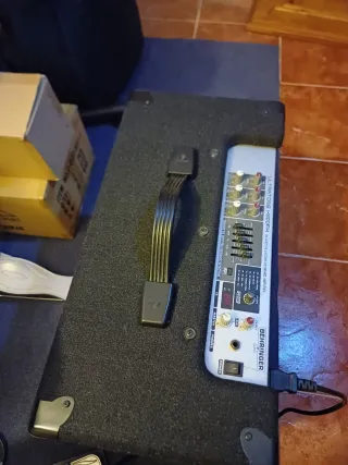 Amplificador Behringer Negro