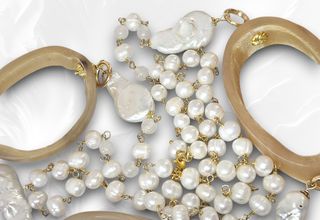 Collana: gold filled 18 kt, perle e corno naturali