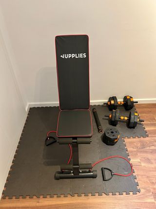 Banco de musculación y pesas.