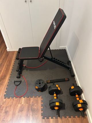 Banco de musculación y pesas.