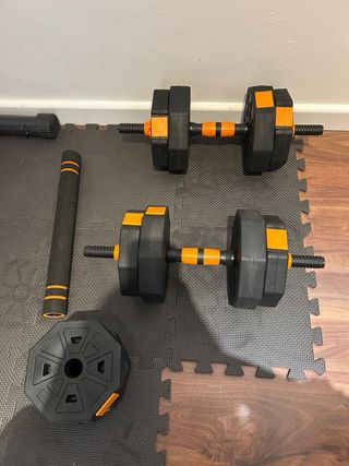 Banco de musculación y pesas.