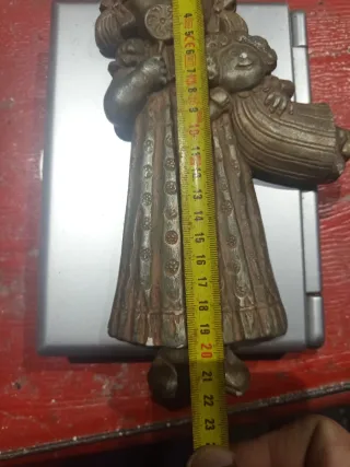 Estatueta de menina com boneca