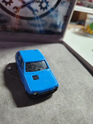 Coche azul a escala Fiat Ritmo