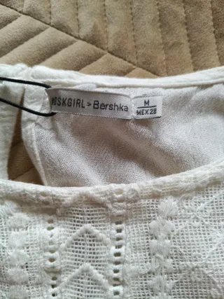 Blusa Bershka bordada blanca Talla M