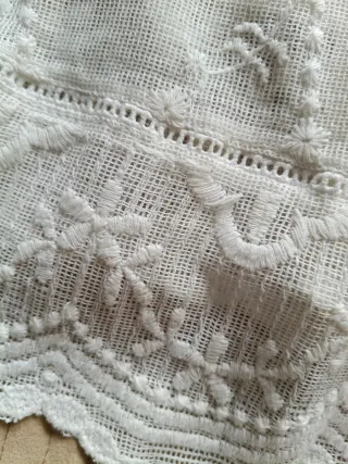 Blusa Bershka bordada blanca Talla M