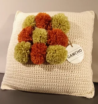 Cojín tejido a mano con pompones